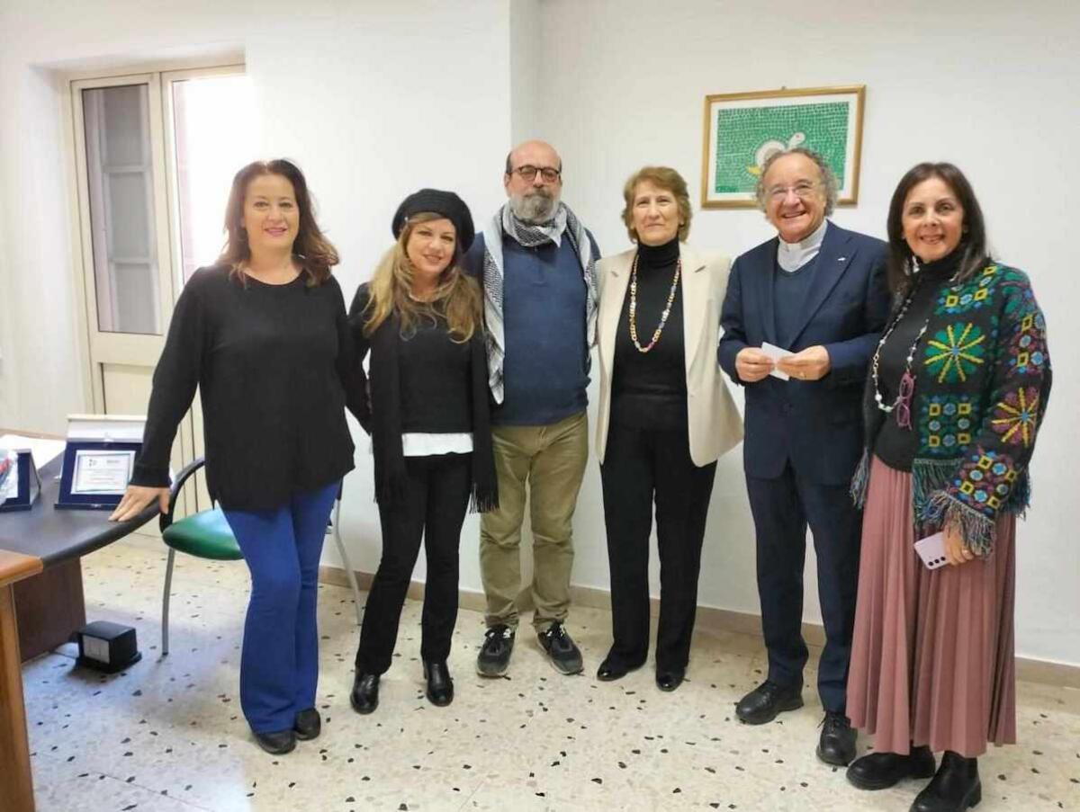 Crotone - Donato il ricavato del mercatino della solidarietà. Don Tommaso: «Il dono ci permette di camminare insieme» - 
