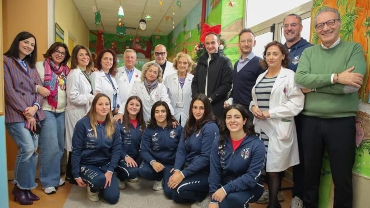 Cosenza - La Smile Cosenza Pallanuoto regala un sorriso ai bambini di pediatria - 