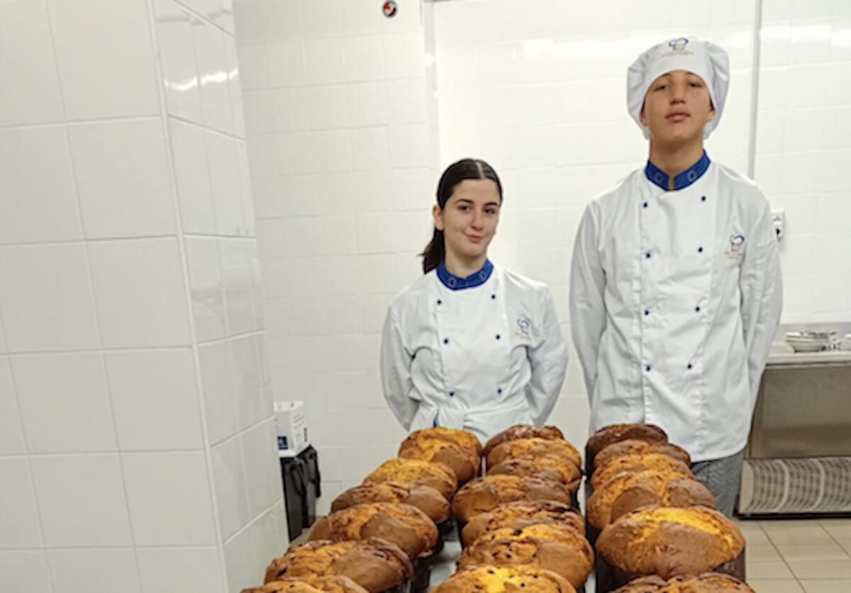 Corigliano-Rossano - La coccia di S. lucia fatta col grano seminato, trebbiato e macinato dagli studenti dell'alberghiero - 