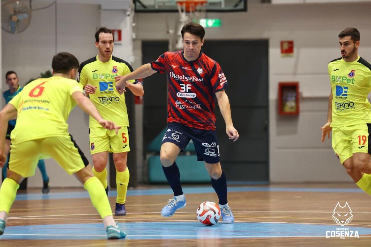 Calcio a 5 - Arriva la svolta per la Pirossigeno Cosenza. I lupi battono Pesaro - 