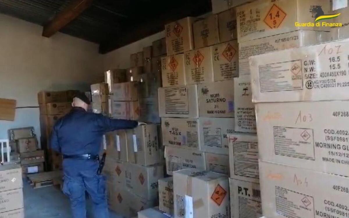 Cosenza - Fuochi d'artificio simili a "bombe" sequestrati dalla Guardia di Finanza - 