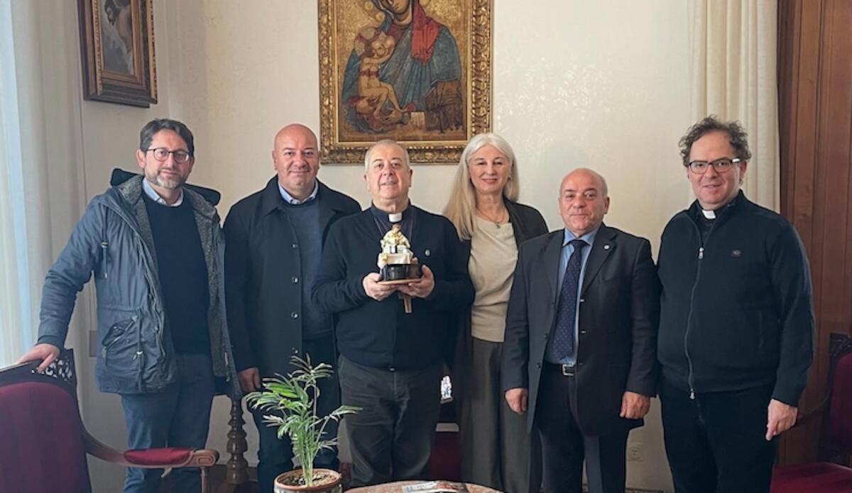 Cosenza - Coldiretti e Confartigianato consegnano la statuina per il Presepe a Mons. Checchinato - 