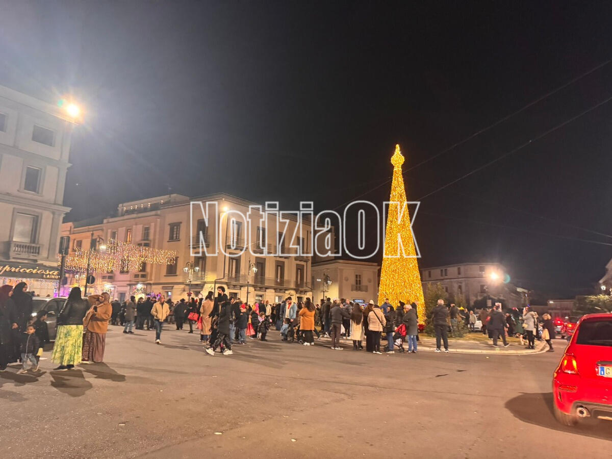 Crotone - Si accendono le luci del Natale in città - 