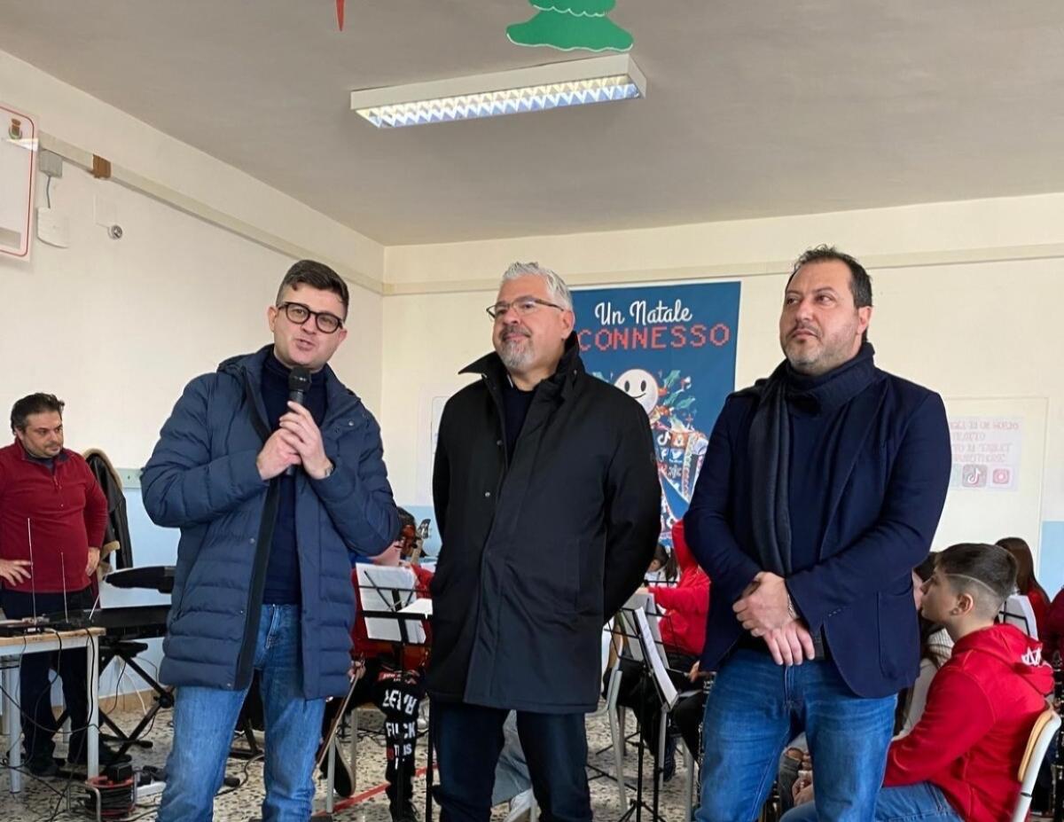 Caloveto - Gli auguri del Sindaco nelle scuole e l'invito a riscoprire il valore delle connessioni autentiche - 