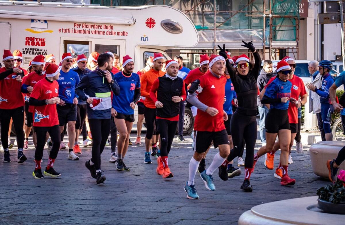 Crotone - Tanti sorrisi e tanta gioia intorno alla "Corsa di Natale con i cappellini" -