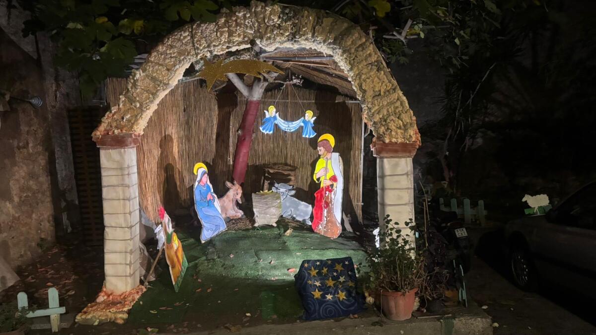 Crotone - Si accendono le luci sul tradizionale presepe sotto le mura - 