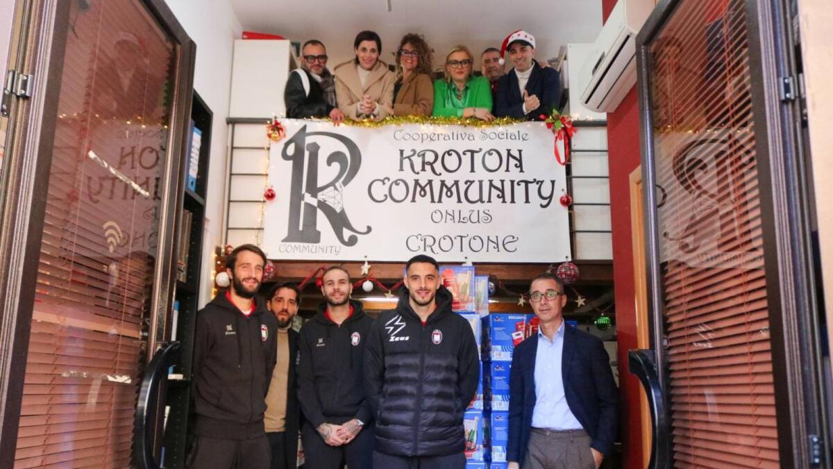 Il Crotone segna anche i gol della solidarietà per l'Emporio Solidale - 
