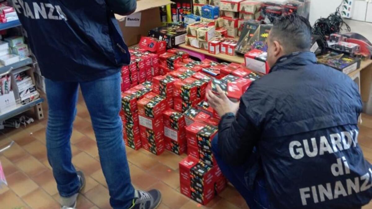 Cosenza - Sequestrati 80.000 articoli non sicuri: giocattoli, luci decorative, allestimenti per presepi e addobbi natalizi - 