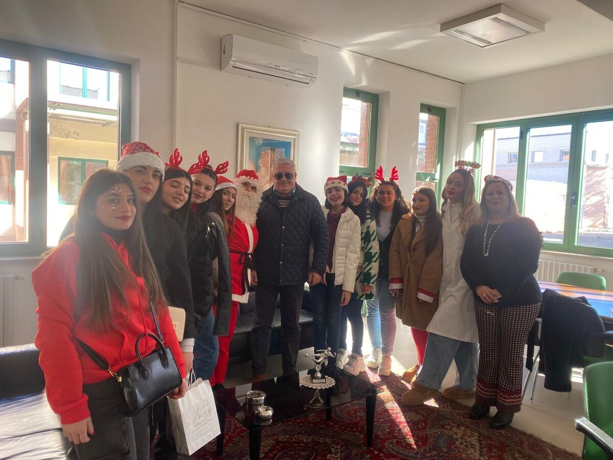 Crotone - Gli studenti del Barlacchi-Lucifero portano doni e sorrisi nel reparto di Pediatria - 