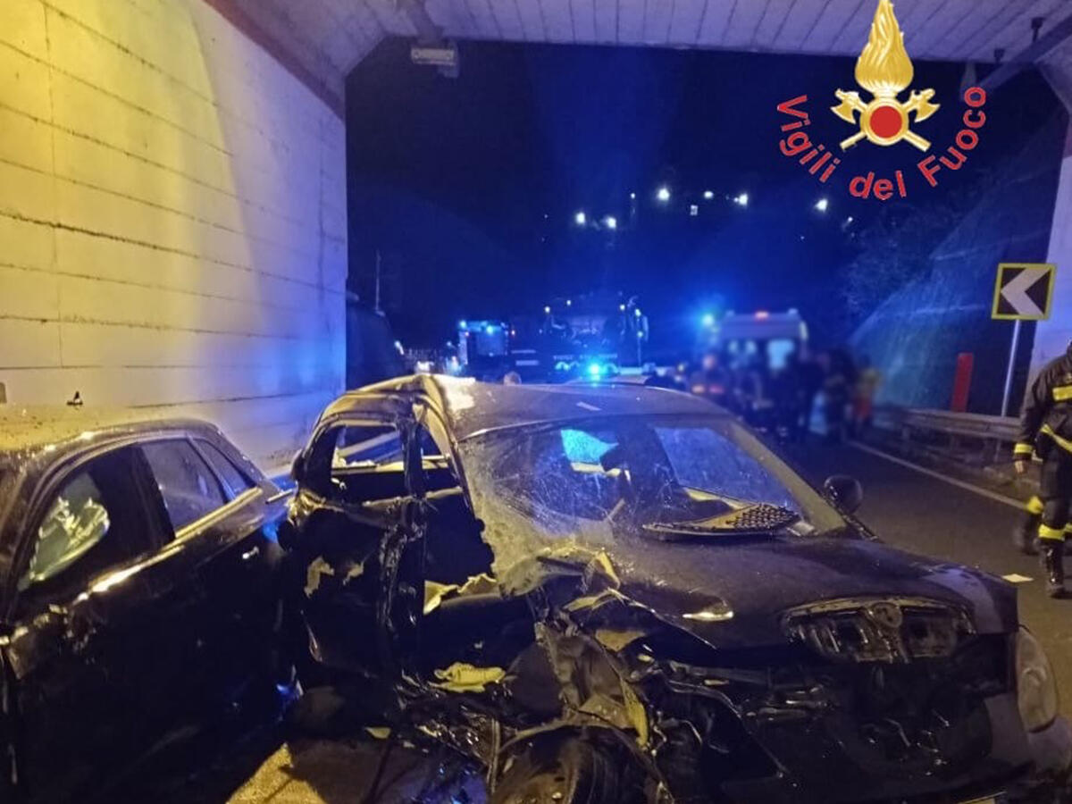 Calabria - Dramma sulle strade: muore quindicenne in un incidente stradale, sei i feriti - 