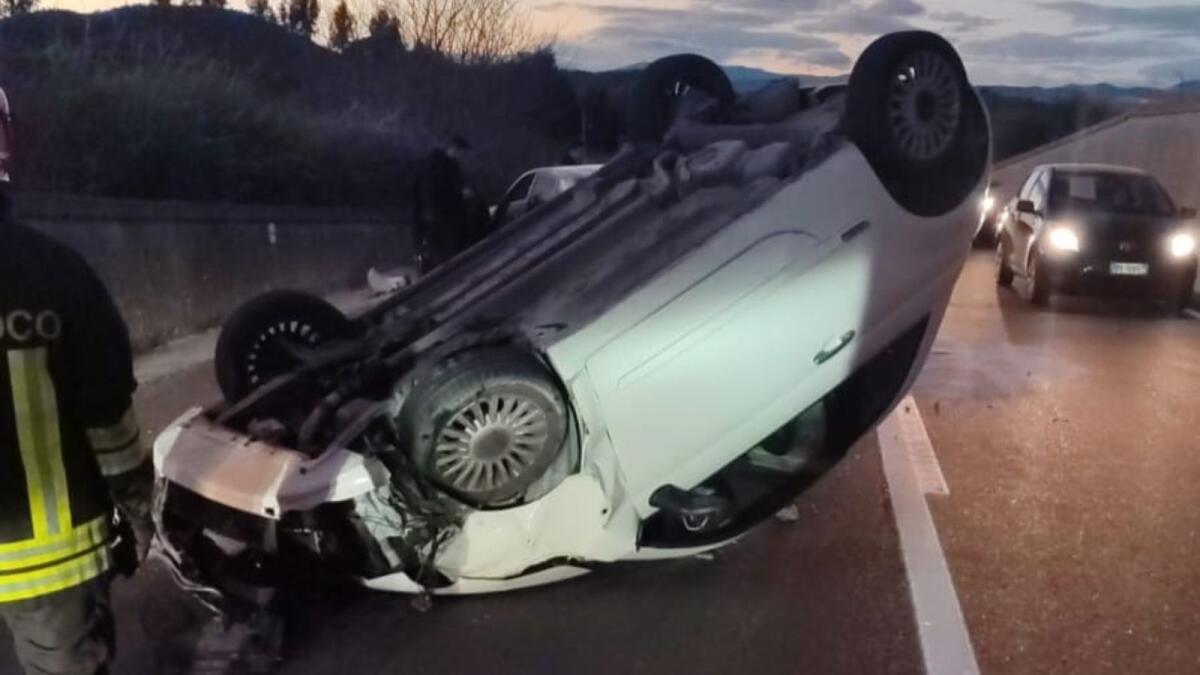 Incidente sulla SS 107: scontro tra due auto, una si ribalta - 