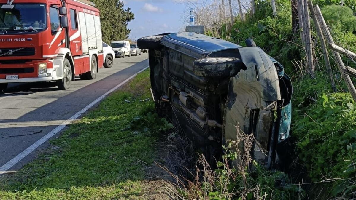 Incidente stradale - Auto si ribalta e finisce nel canale di scolo - 