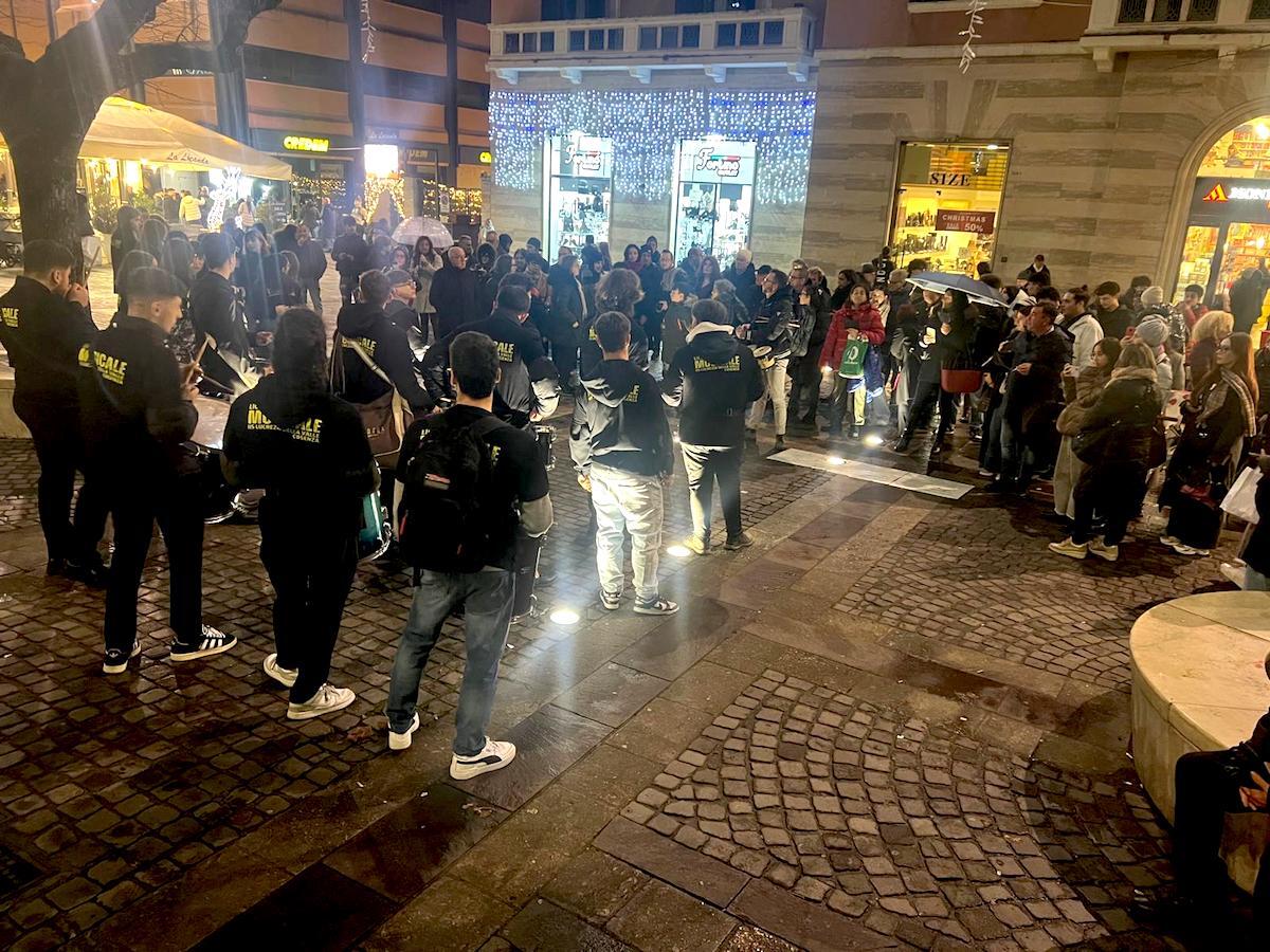 Cosenza - Per gli auguri di Natale gli studenti dell'IIS Lucrezia della Valle animano la città - 