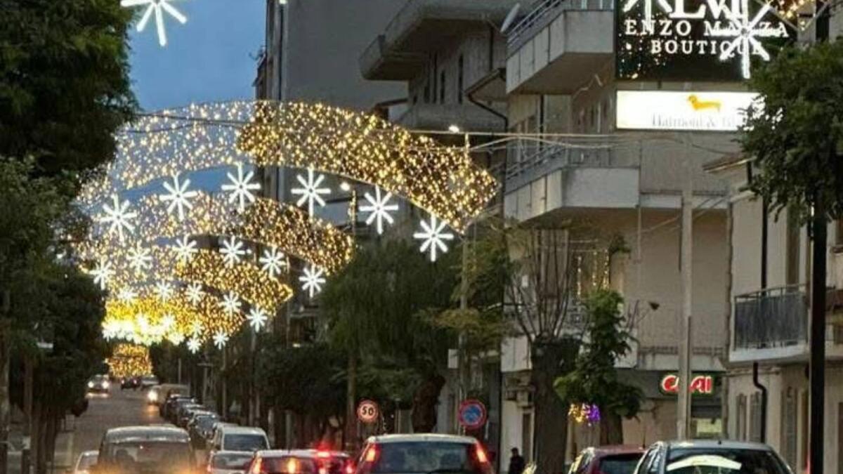 Cutro - FdI contro l'amministrazione per le spese natalizie "lievitate" - 