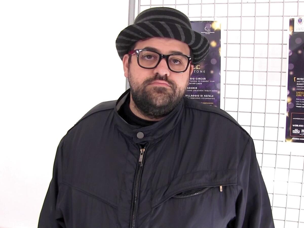 Il crotonese Vincenzo Leto nel cast internazionale del film La mano di Dante - 30. Vincenzo Leto - Esce al cinema “Una commedia pericolosa” un film di Alessandro Pondi con Enrico Brignano. Nel cast il crotonese Vincenzo Leto