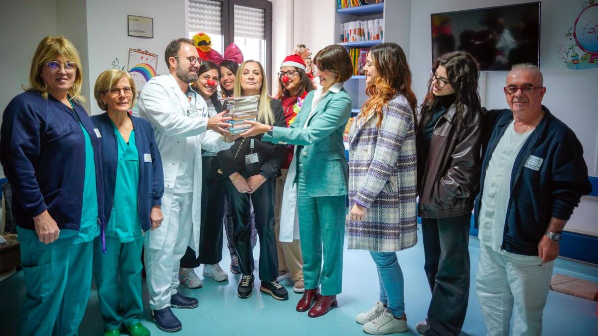 Corigliano-Rossano - Ecoross dona i libri ai reparti pediatrici - 