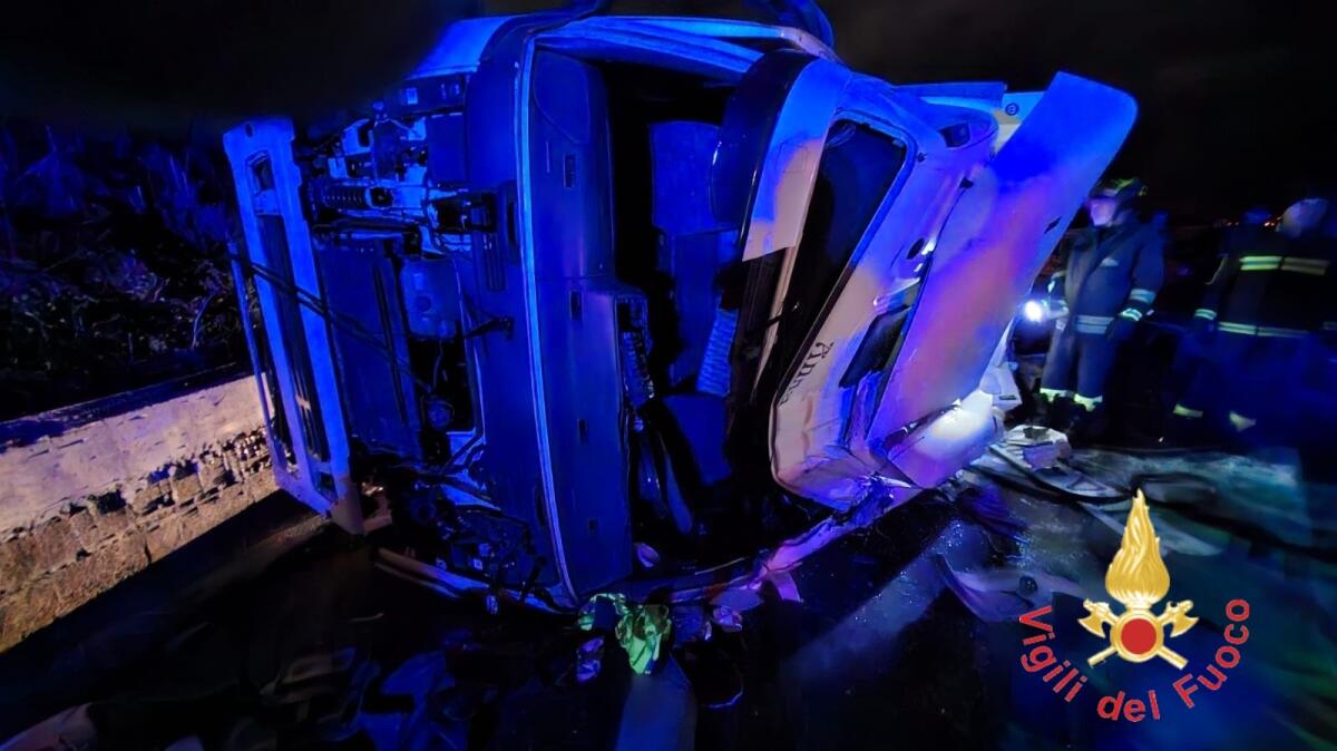 Calabria - Incidente stradale: autoarticolato si ribalta, l'autista rimane incastrato nella cabina di guida - 