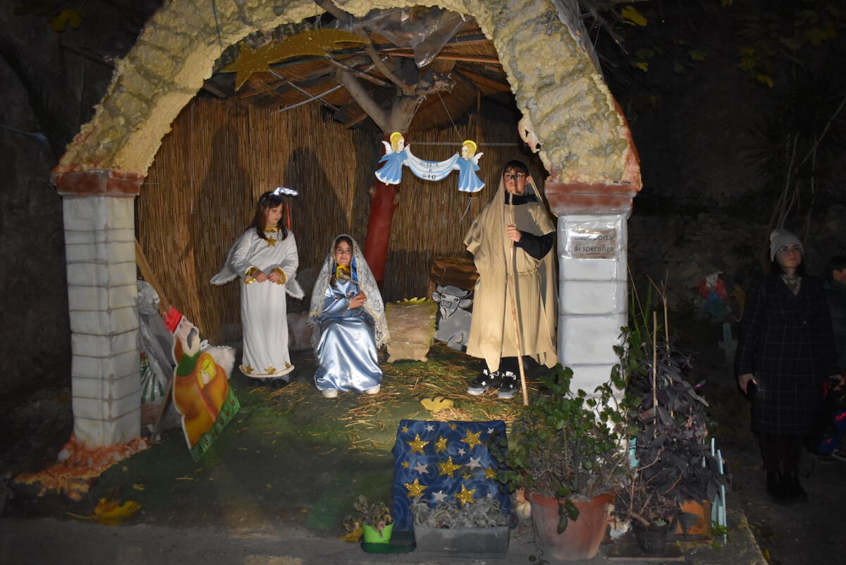 (Foto) Crotone - "La notte Santa" nel presepe di via Interna San Leonardo - 