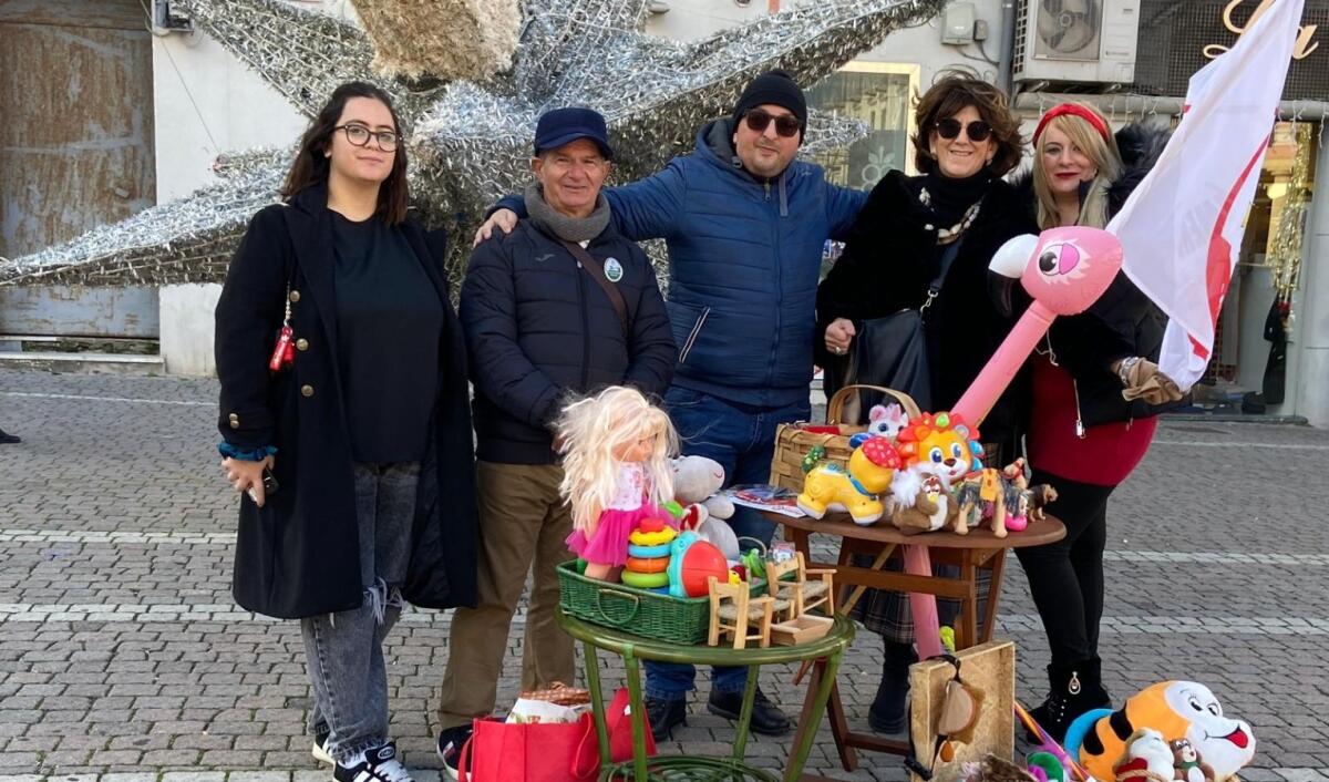 Crotone - Iniziativa di solidarietà con il M5S, in piazza una raccolta di giocattoli - 