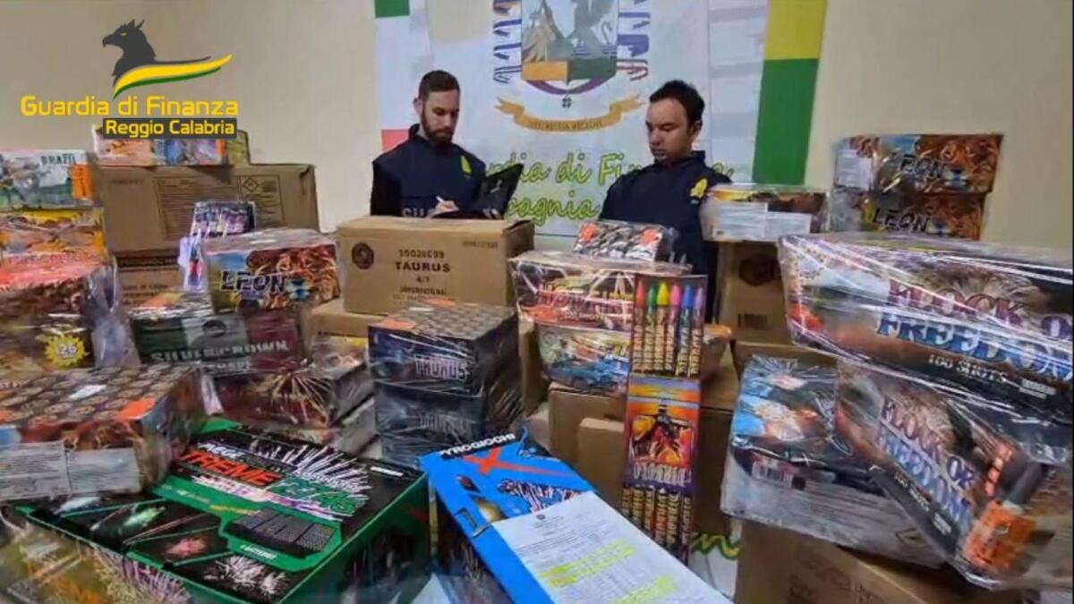 Calabria - Sequestrati 700 kg di fuochi, petardi e bombe carta - 