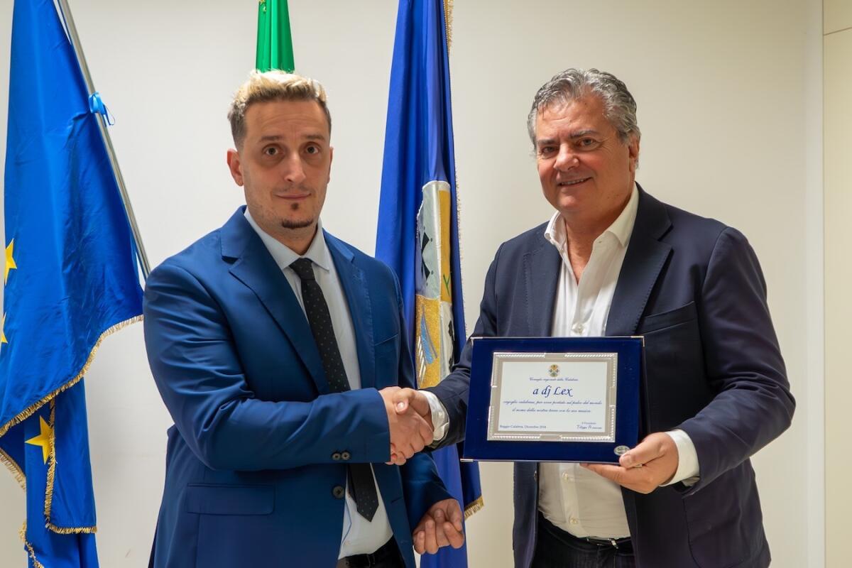 Il Presidente del Consiglio regionale incontra Dj Lex: «Ha portato il nome della Calabria sui palchi internazionali» - 