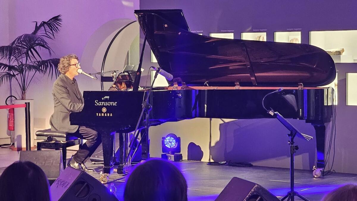Sergio Cammariere emoziona cantando tra i bronzi di Riace e i tesori della Magna Grecia - 