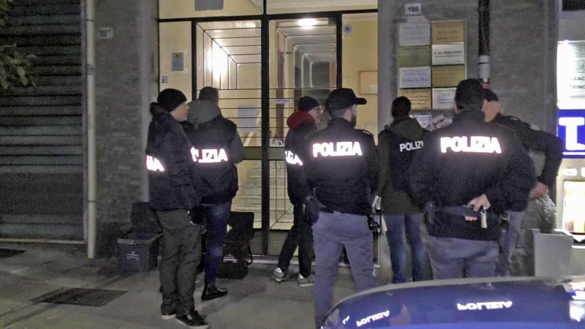 Calabria - Arrestata 27enne straniera condannata per associazione a delinquere, traffico di essere umani ed evasione - 