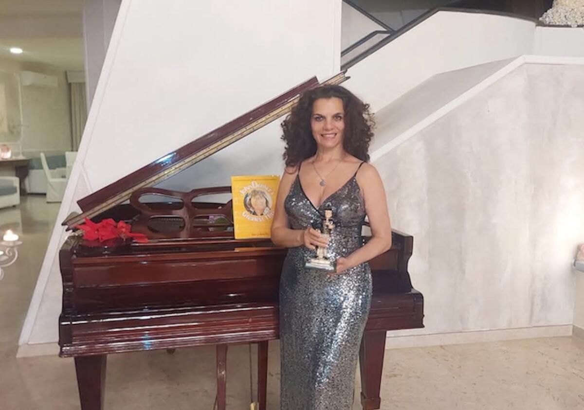Crotone - "Lode letteraria" per Luisa Olivo, la poetessa che con le parole tocca le corde dell'anima - 