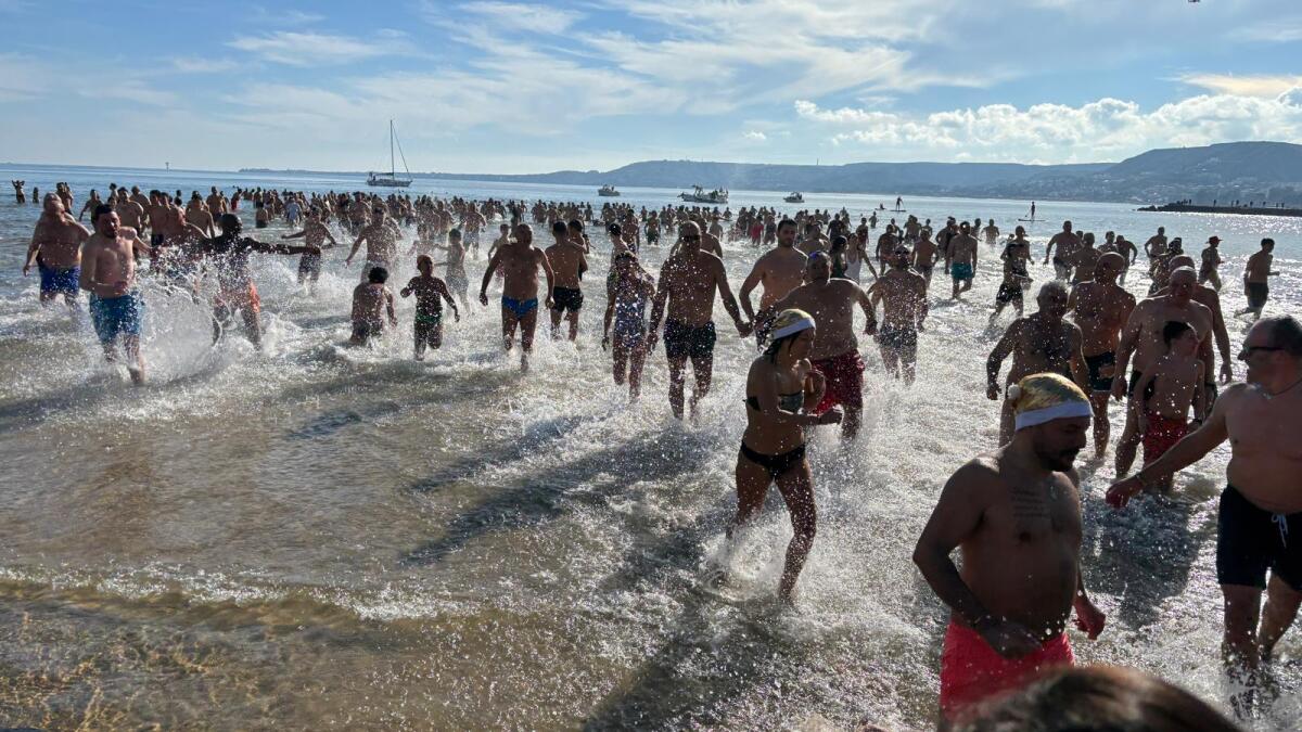 Crotone - Emozioni, gioia, festa e voglia di stare insieme: è il Tuffo di Capodanno - 