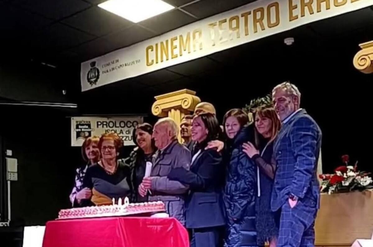 Isola C. R. - Tutta la comunità cittadina festeggia i 100 anni di "Peppino da posta" - 