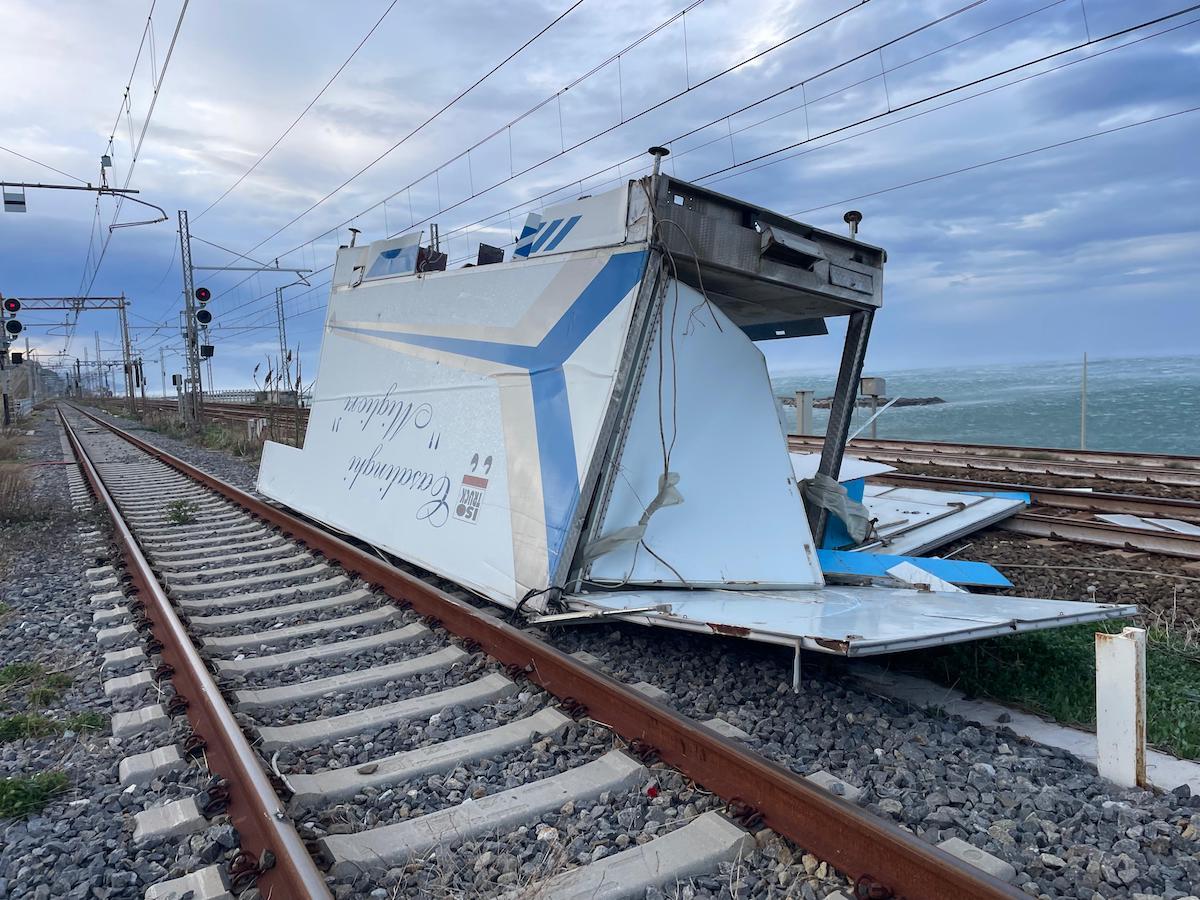Maltempo a Cosenza, circolazione ferroviaria interrotta - 