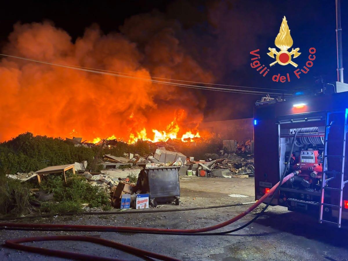 Catanzaro - Fiorita: «L’incendio della discarica abusiva in via Lucrezia della Valle è un episodio criminale» - 