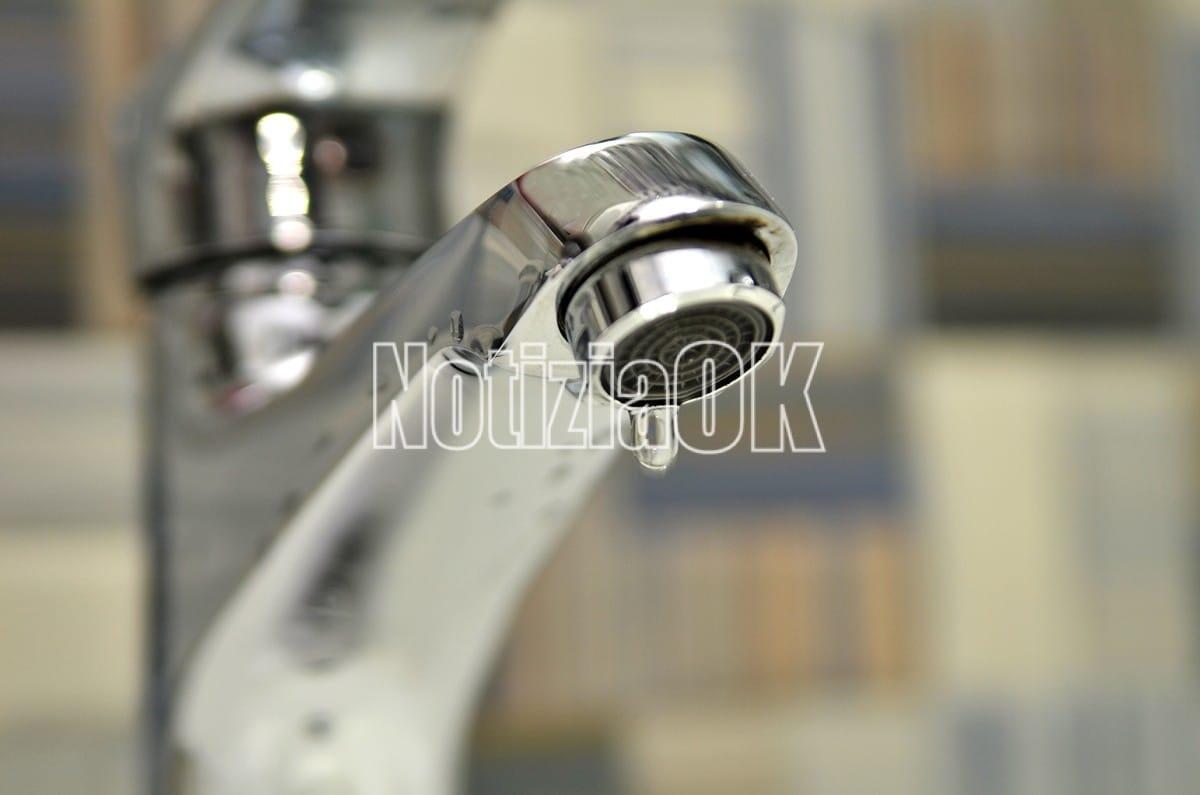Crisi idrica nel crotonese, a Castelsilano l'acqua va via ogni sera - Bathroom tap leaking water drops. Saving water concept