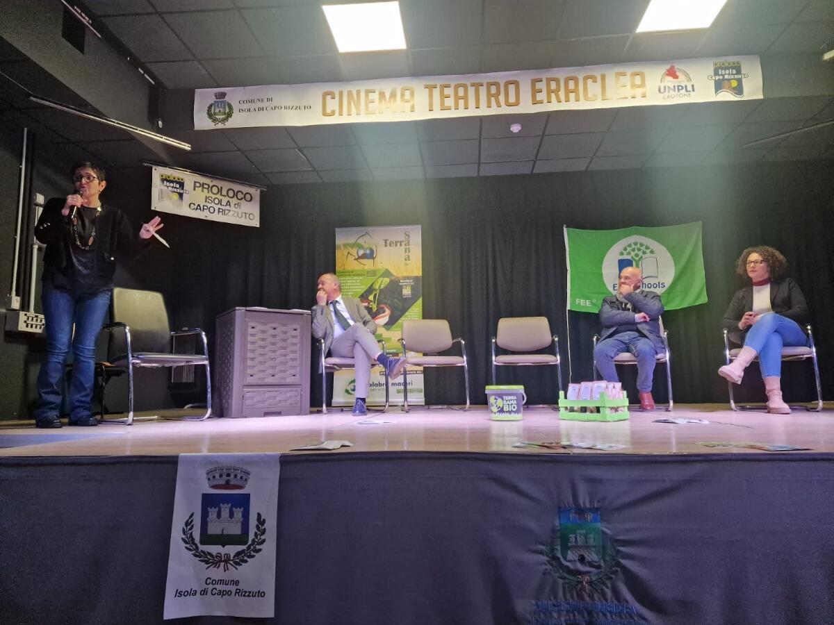 Isola C. R. - Studenti a lezione di "differenziata", parte il progetto "Compostiamoci bene" - 