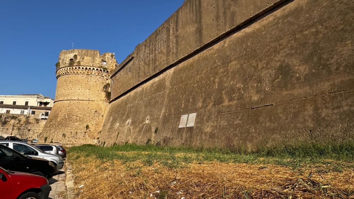 Crotone - Il ricordo sbiadito dei nostri eroi sulle antiche mura del Castello (Foto Gallery) - 