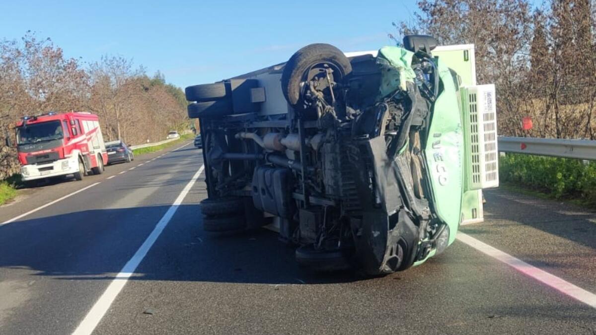 Incidente stradale sulla SS 106: scontro tra un'auto e un furgone (Foto) - 