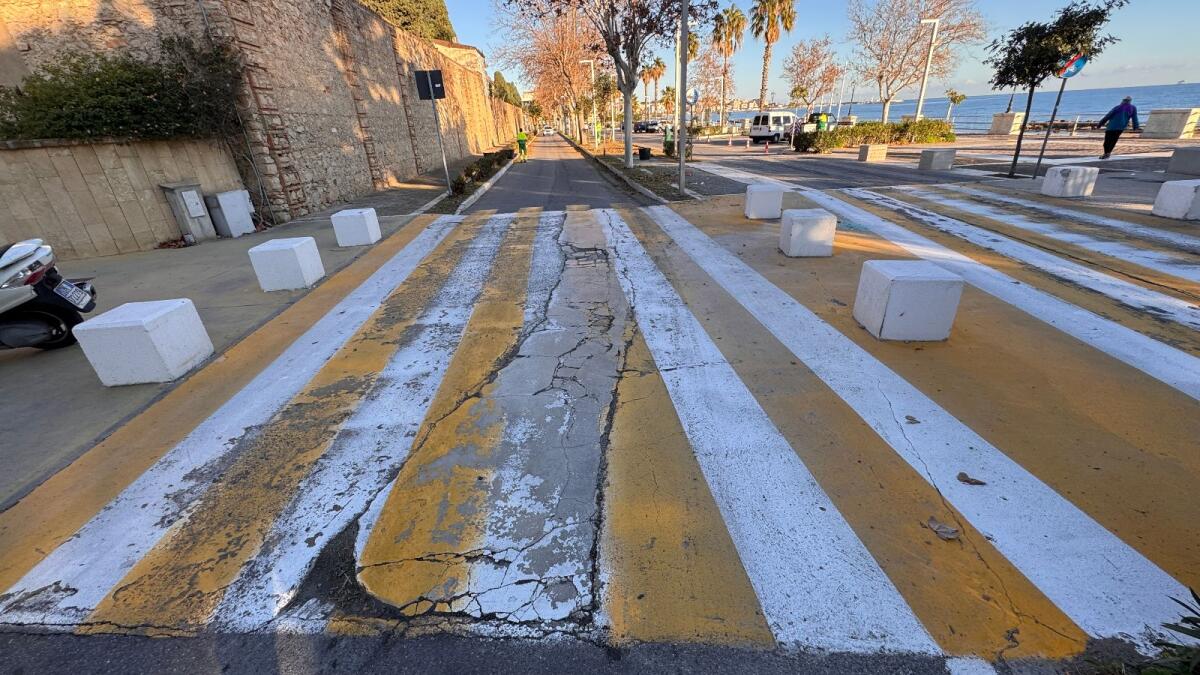 Crotone - Davanti il cimitero... un bombardamento avrebbe fatto meno danni (Foto Gallery) - 