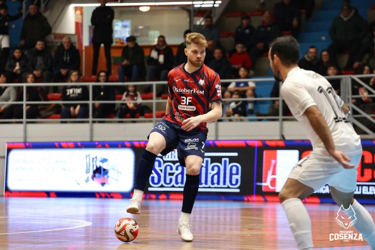Calcio a 5 - Per la Pirossigeno Cosenza arriva un pari che dà continuità - foto Michele De Marco