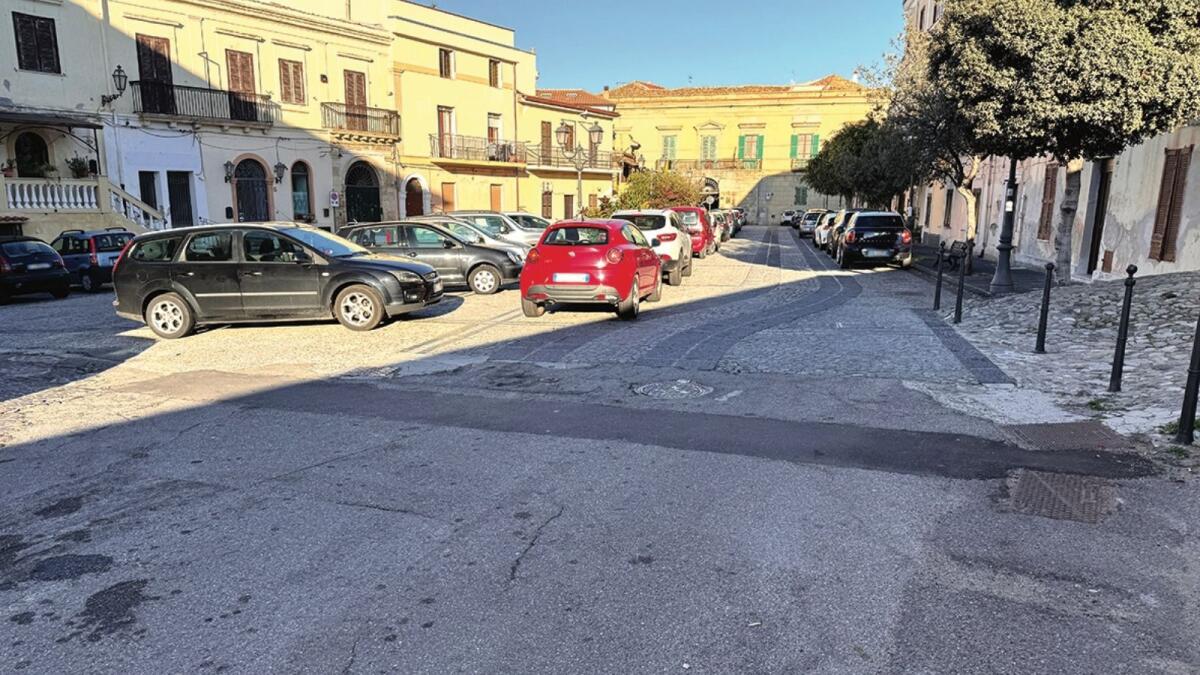 Crotone - Piazza Castello vittima di soluzioni troppo fantasiose e scelte orribili (Foto Gallery) - 