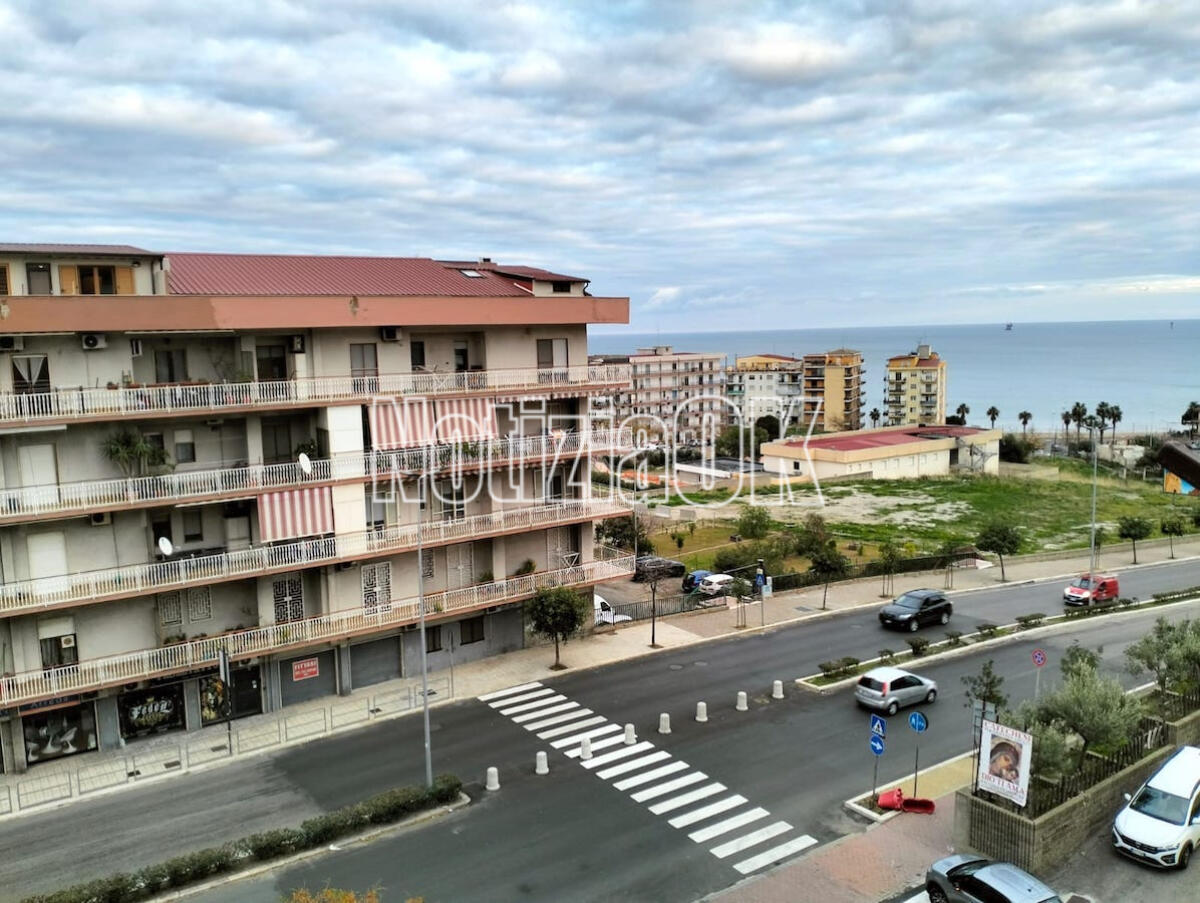 Crotone - Un attraversamento davvero troppo pericoloso, ogni giorno i pedoni rischiano la vita - 