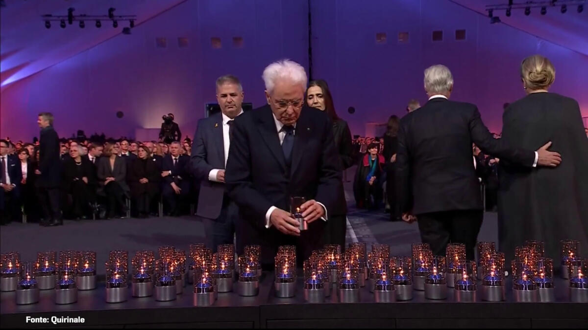 Mattarella depone una candela ad Auschwitz per le vittime della Shoah - 
