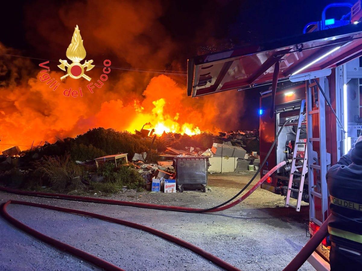 Catanzaro - Vasto incendio accanto al campo rom, otto mezzi dei vigili del fuoco impegnati - 