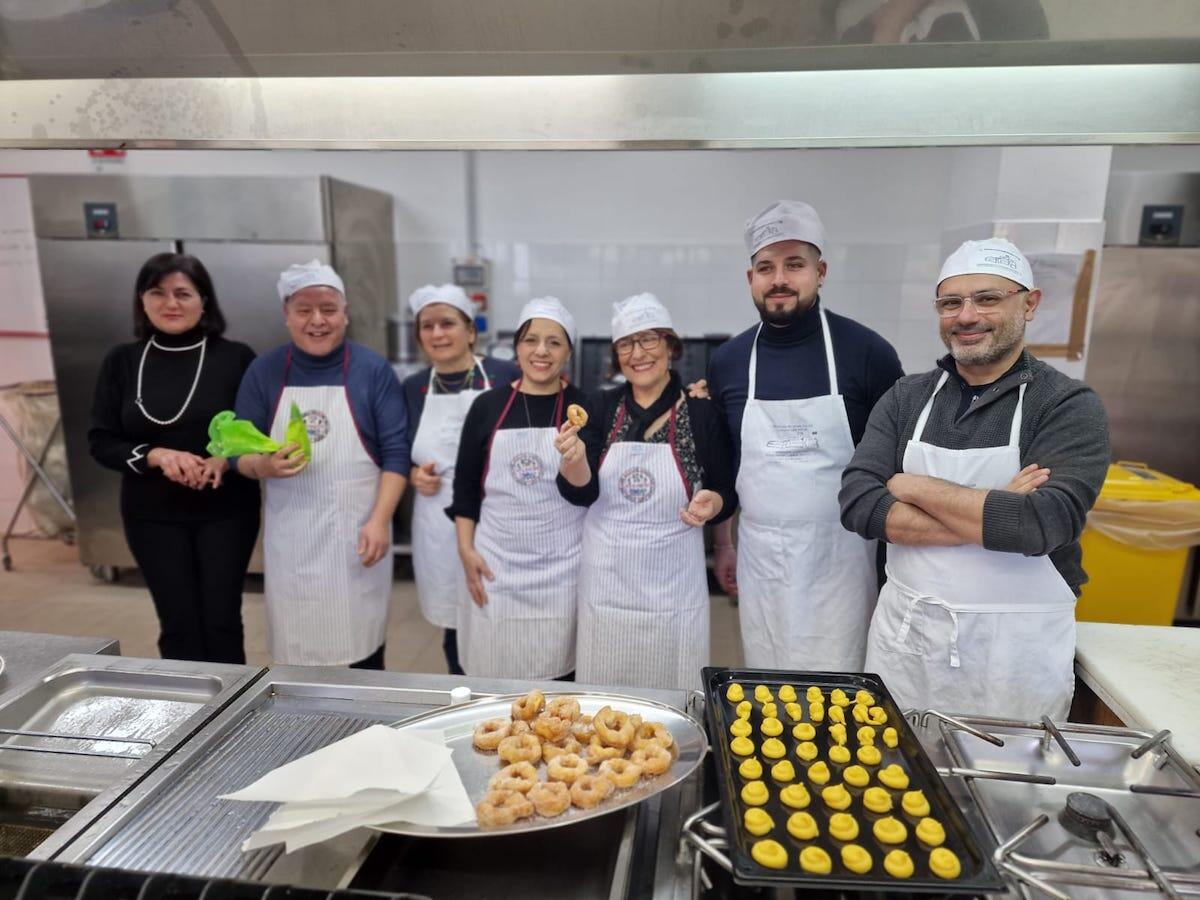 Isola C. R. - Corso di pasticceria all' Alberghiero, tra i partecipanti anche il Sindaco - 