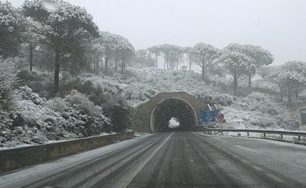 (Video) Mezzi dell'Anas a lavoro per garantire la circolazione soprattutto in Sila - 