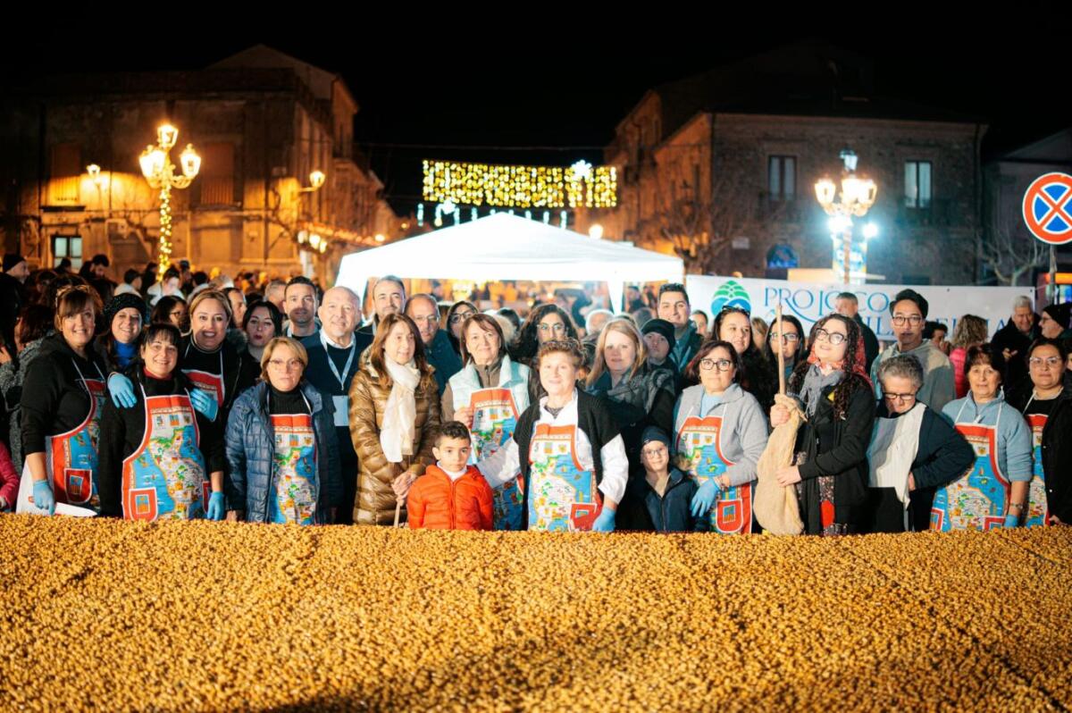 La Calabria si racconta attraverso le sue ticipità: la “Pignolata più grande” del mondo a Filadelfia - 