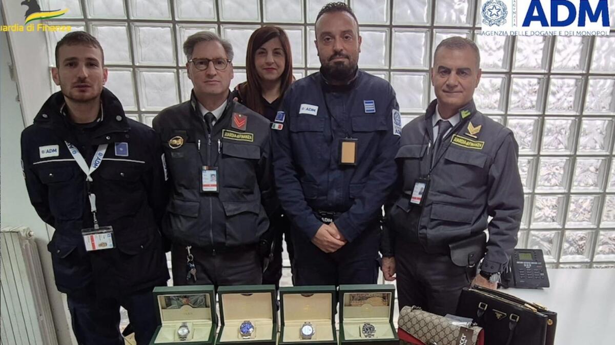 Orologi e articoli di lusso contraffatti in valigia, sanzionati in aeroporto - 