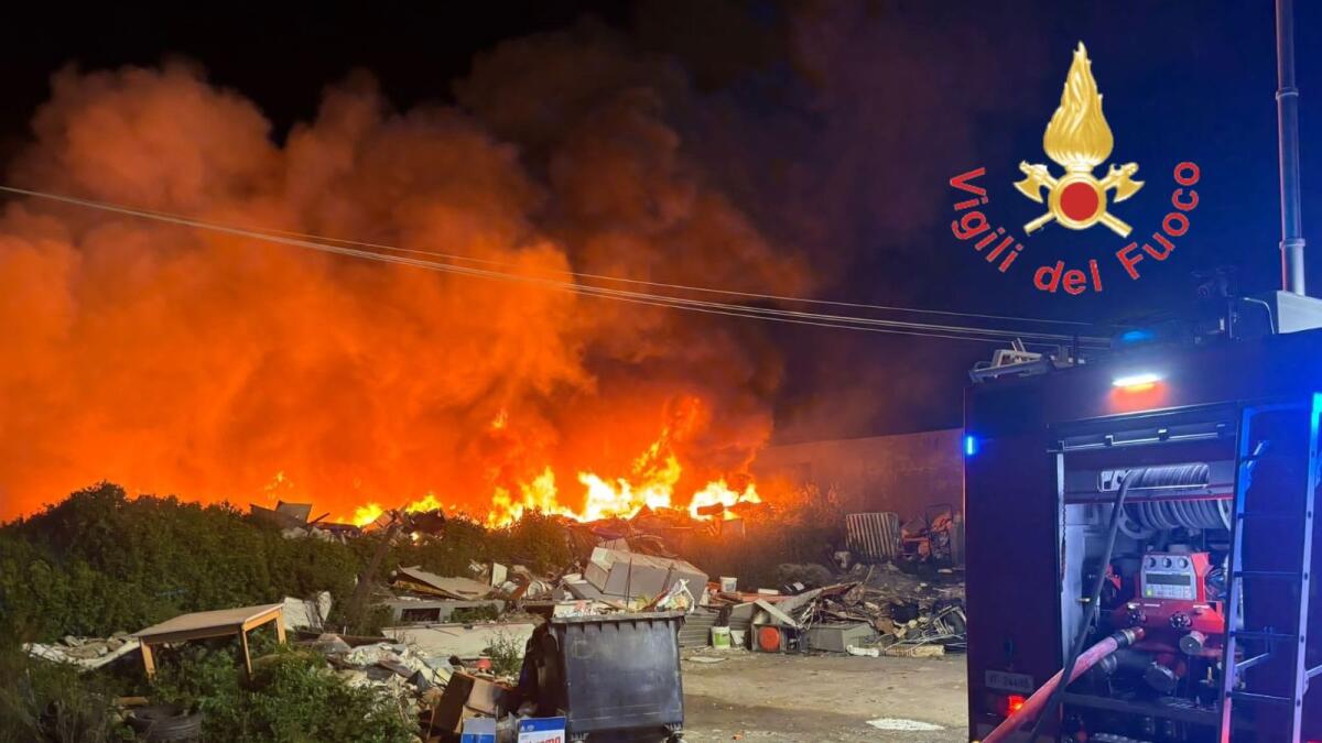 Calabria - Brucia discarica accanto ad accampamento rom. L'incendio avvolge area di 3000 metri quadrati - 