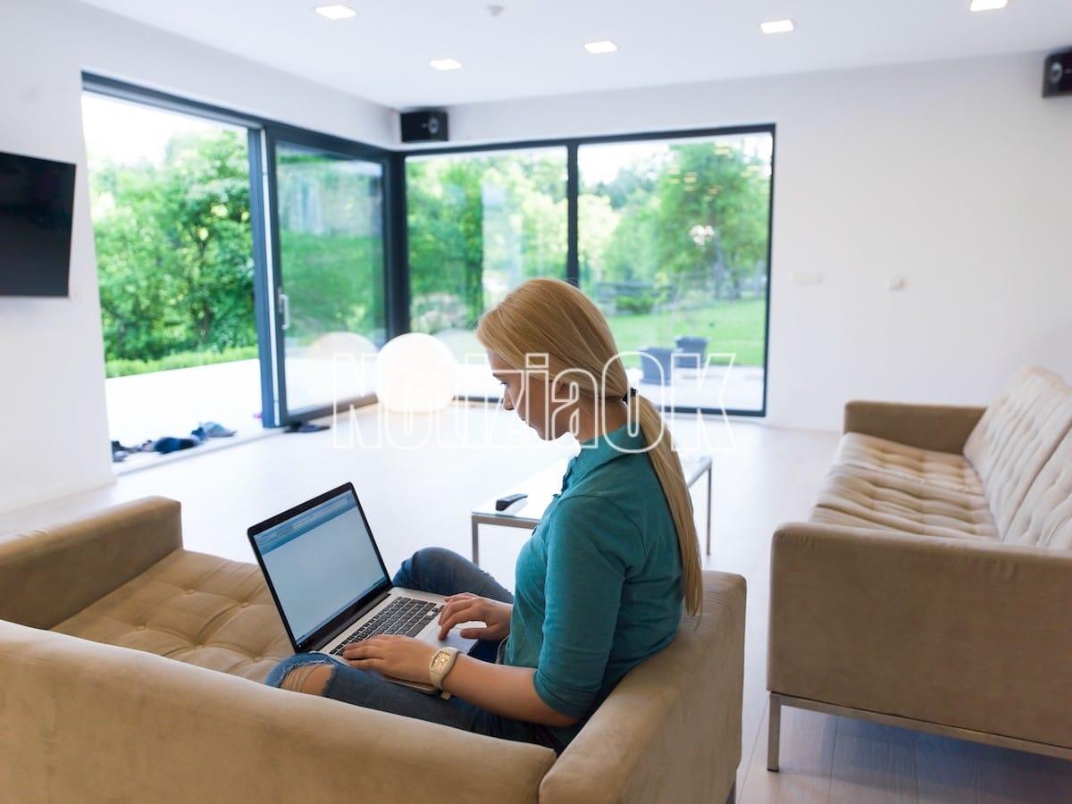 Ok al bonus donne e giovani, incentivi per l'assunzione di under 35 nel Mezzogiorno - Young woman using her laptop computer in her luxury modern home, smiling