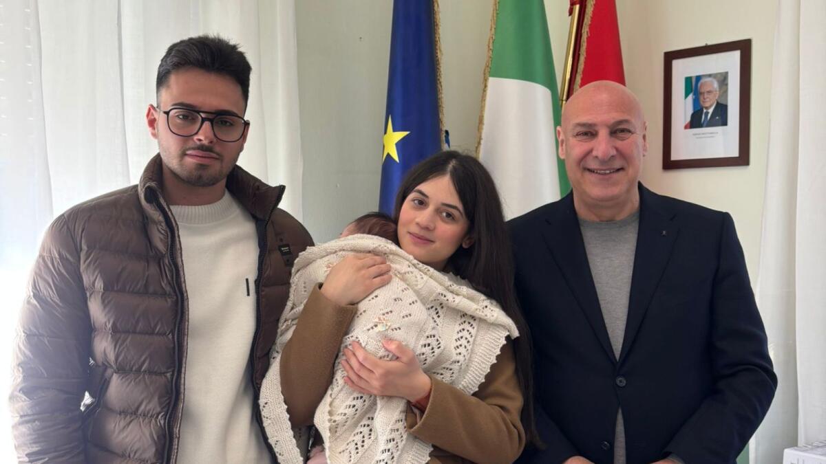 Crotone - La prima nata del 2025 ricevuta nel Palazzo comunale - 
