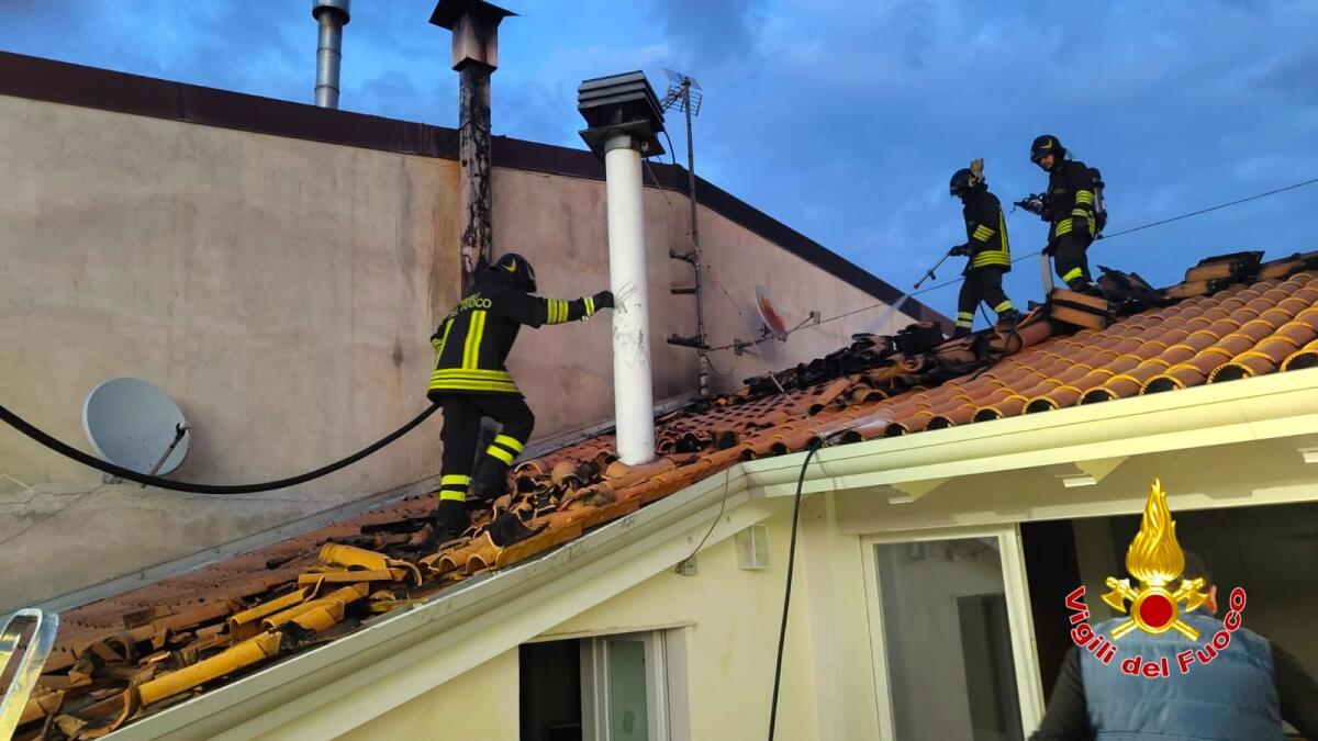 Prende fuoco un camino e l'incendio minaccia le abitazioni vicine - 